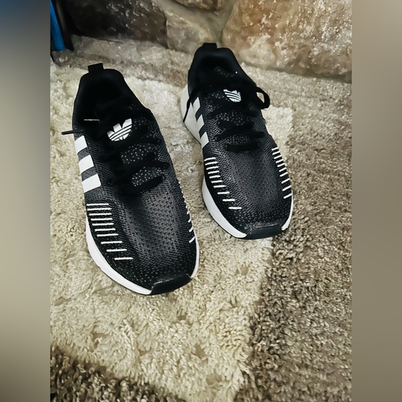 ADIDAS swift run 22 running shoes. Size 6. Excellent condition. - Picture 2 of 8